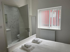 Beautiful 6 bedroom home close to city centre with free parking